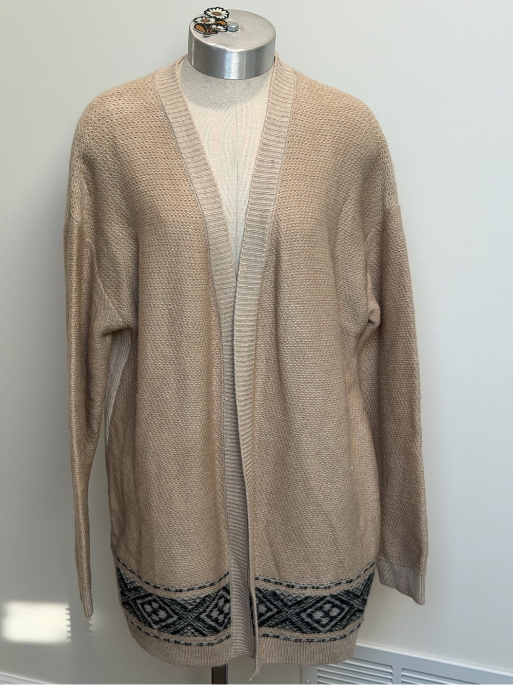 🍂 Fall Staple
GAP Beige Open-Front Cardigan with Geometric Hem Detail